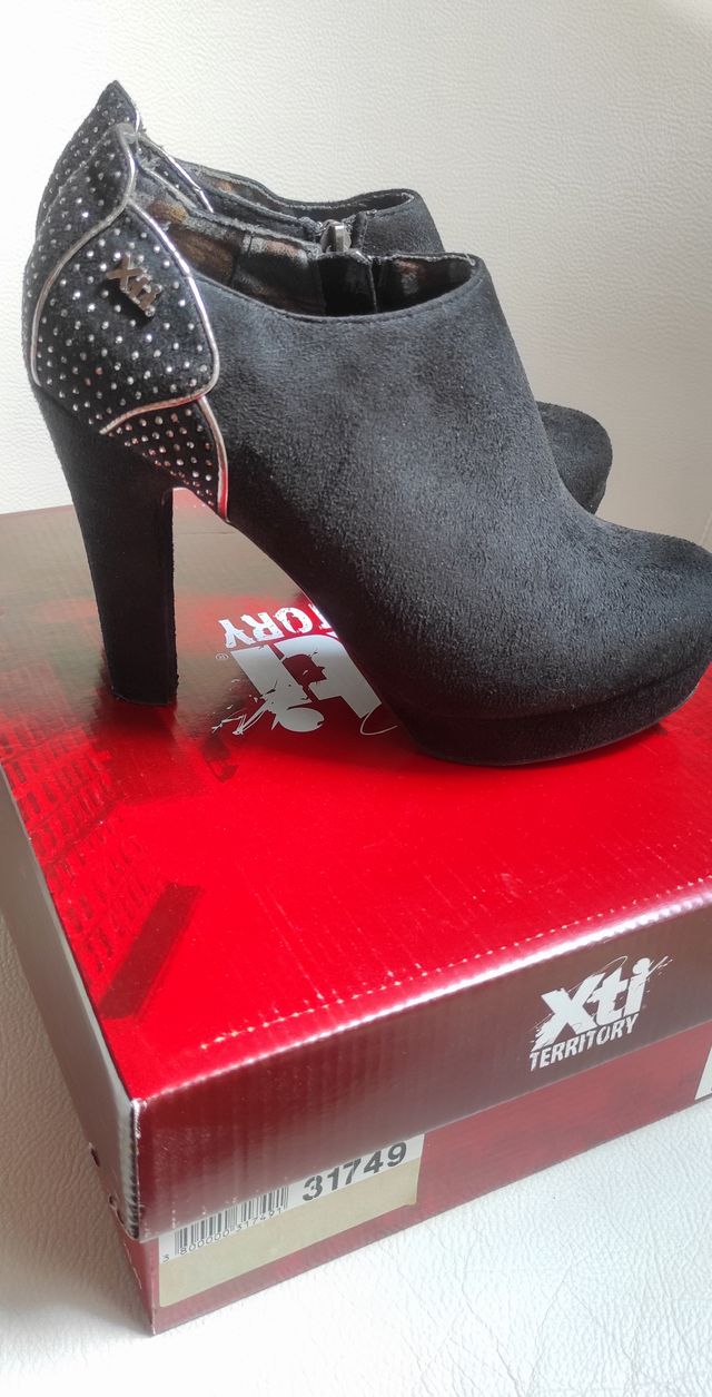 Botín negro de tacón alto con cristalitos