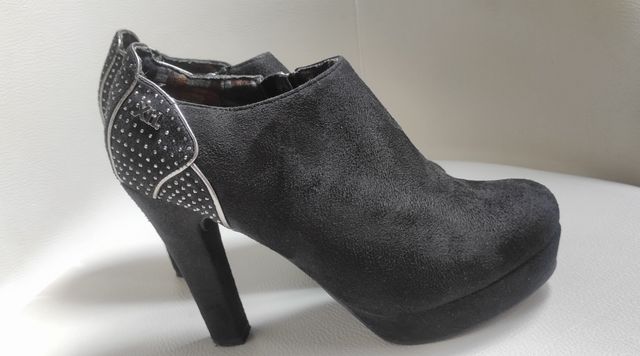 Botín negro de tacón alto con cristalitos