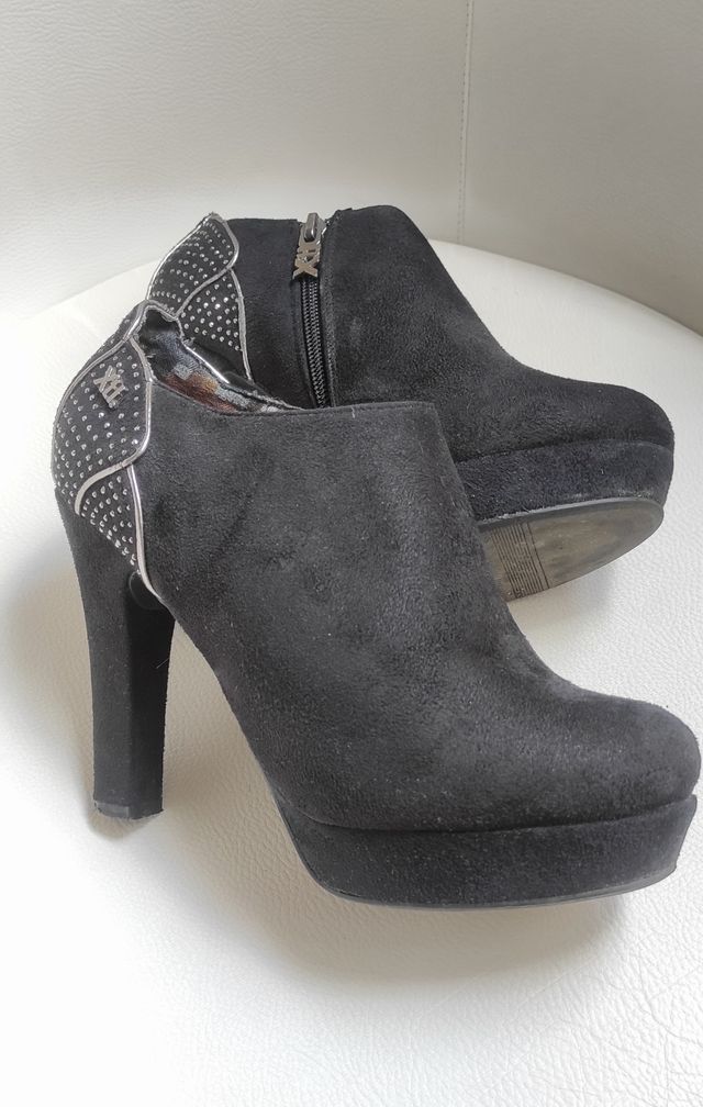 Botín negro de tacón alto con cristalitos