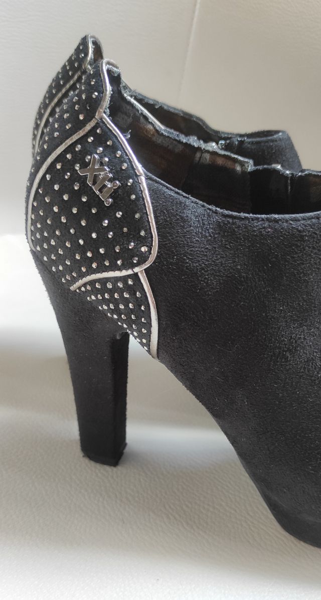 Botín negro de tacón alto con cristalitos