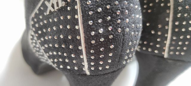 Botín negro de tacón alto con cristalitos