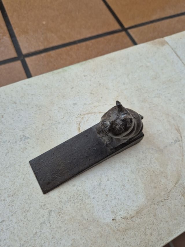 Cerdito de metal para frenar puerta