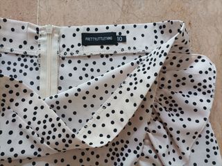 Falda corta lunares