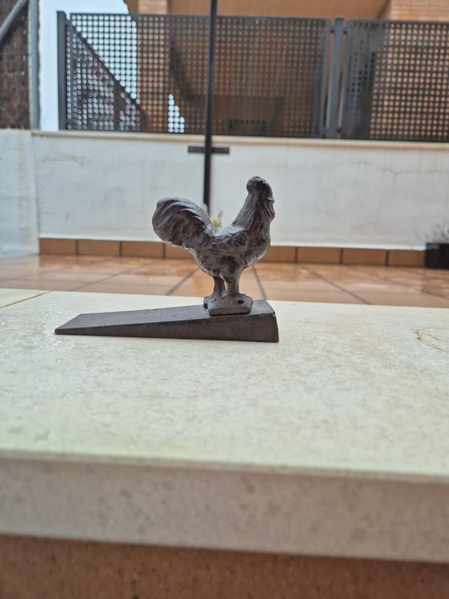 Tope de puerta con un gallo 🐓 de metal