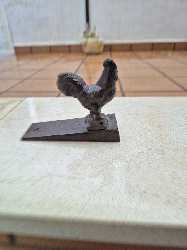 Tope de puerta con un gallo 🐓 de metal