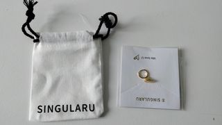 pendiente  suelto con detalle zapatilla runing