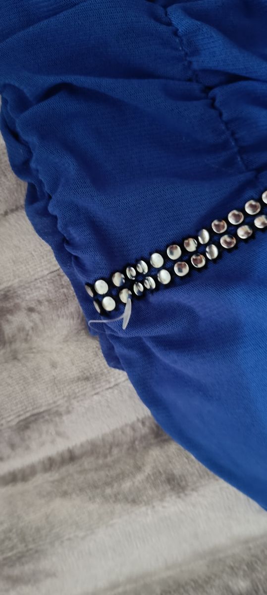 Vestido palabra de honor azul electrico.