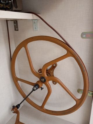 Rueda y pedal máquina de coser antigua