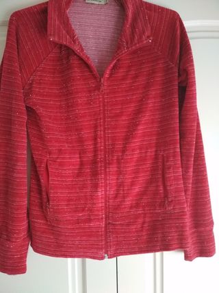 Chaqueta chándal roja.