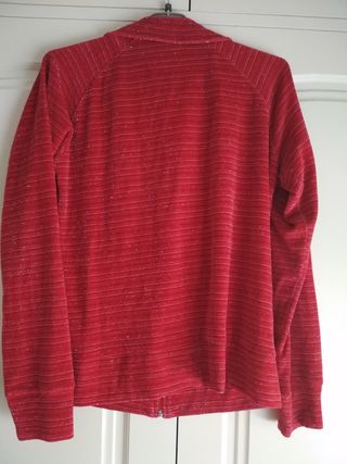 Chaqueta chándal roja.