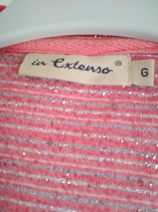 Chaqueta chándal roja.