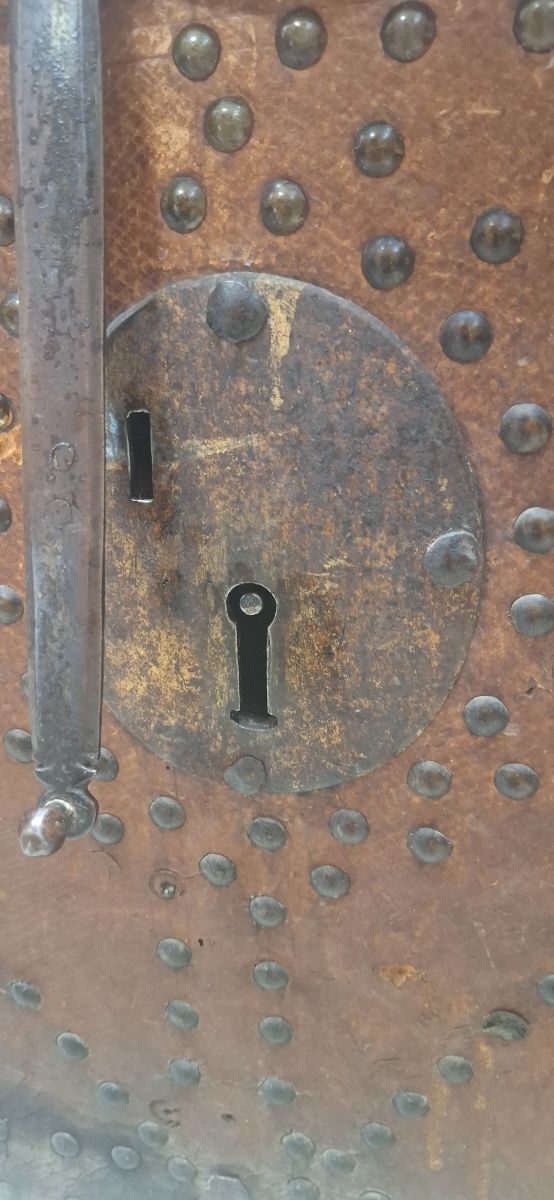 ANTIGUO BAUL EN MADERA Y CUERO. HERRAJES