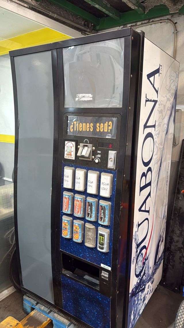 Máquina vending refrescos, agua y monste