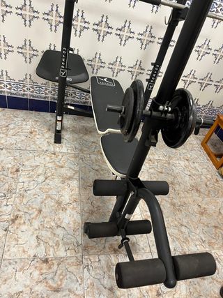 Máquina multifunción y mancuernas