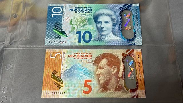 Billetes serie AA nueva zelanda 5 y 10 $ 2015 SC