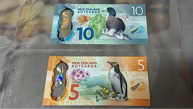 Billetes serie AA nueva zelanda 5 y 10 $ 2015 SC