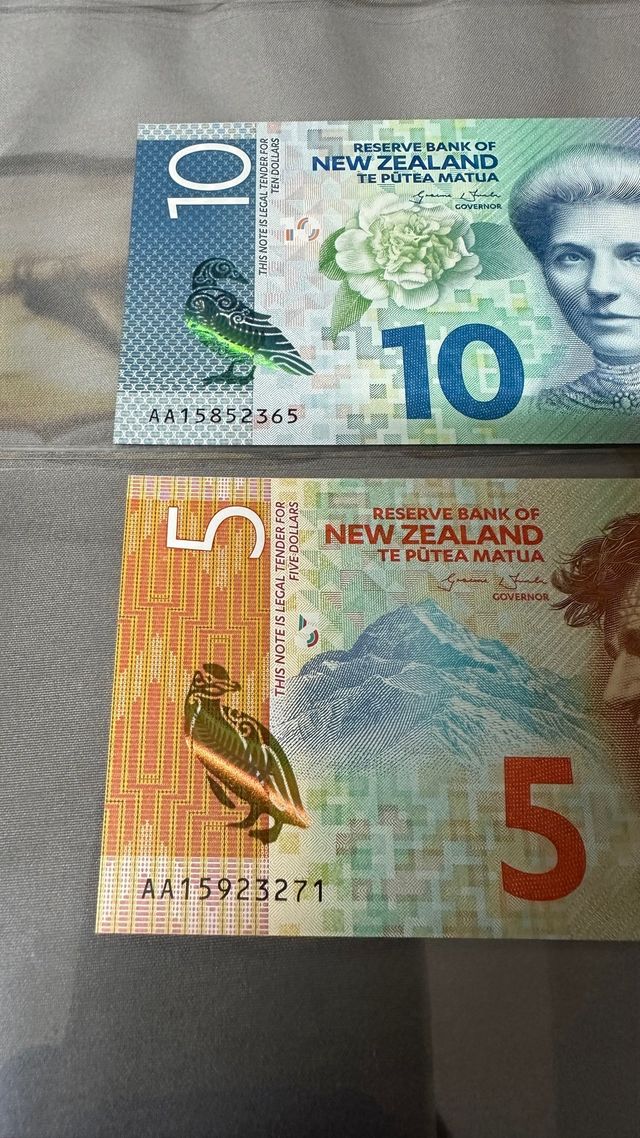 Billetes serie AA nueva zelanda 5 y 10 $ 2015 SC