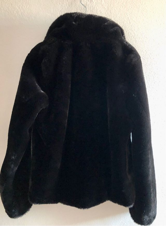 Abrigo de pelo negro