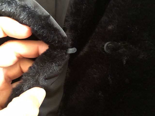 Abrigo de pelo negro