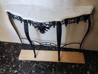 Mesa de entrada antigua con placa de mármol