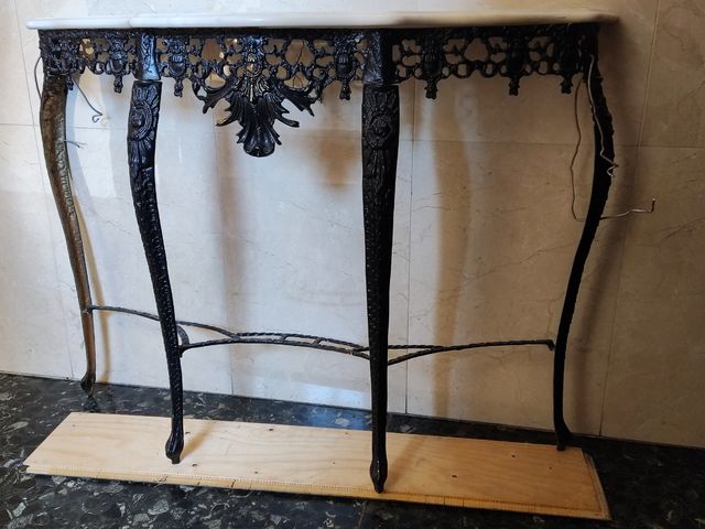 Mesa de entrada antigua con placa de mármol