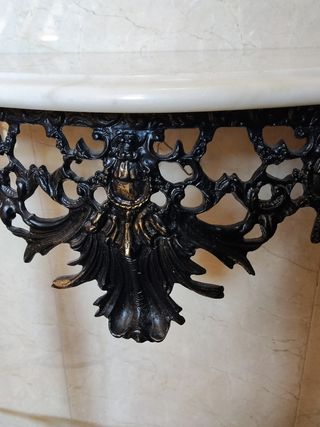Mesa de entrada antigua con placa de mármol