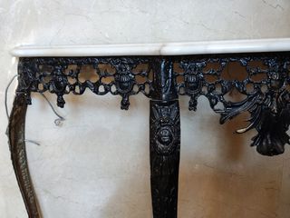 Mesa de entrada antigua con placa de mármol