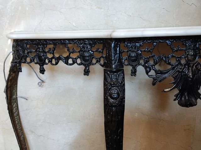 Mesa de entrada antigua con placa de mármol