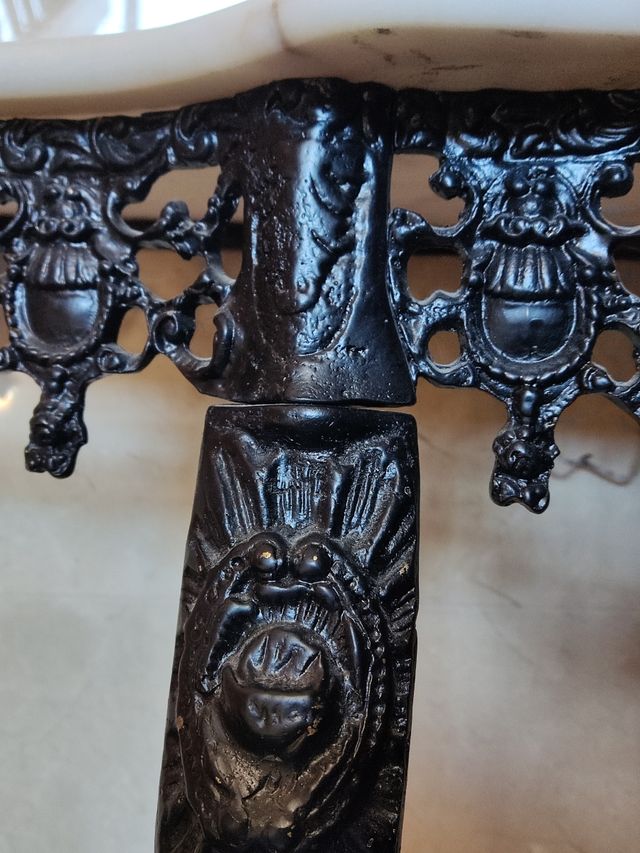 Mesa de entrada antigua con placa de mármol