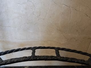Mesa de entrada antigua con placa de mármol