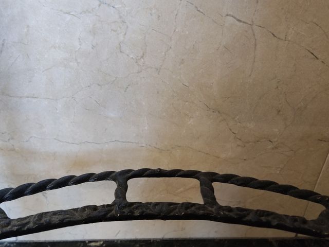 Mesa de entrada antigua con placa de mármol