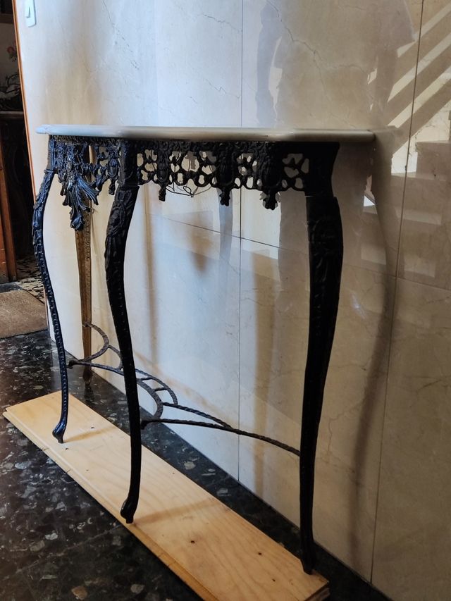 Mesa de entrada antigua con placa de mármol