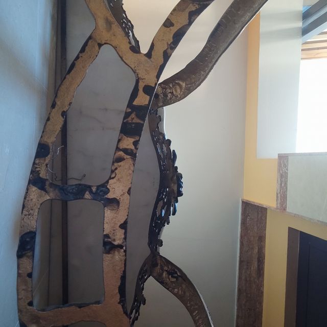 Mesa de entrada antigua con placa de mármol