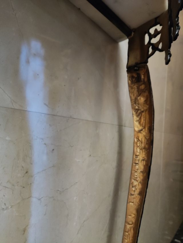 Mesa de entrada antigua con placa de mármol