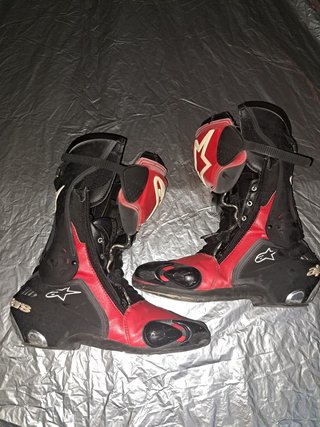 Mono de moto , botas y guantes Dainesse
