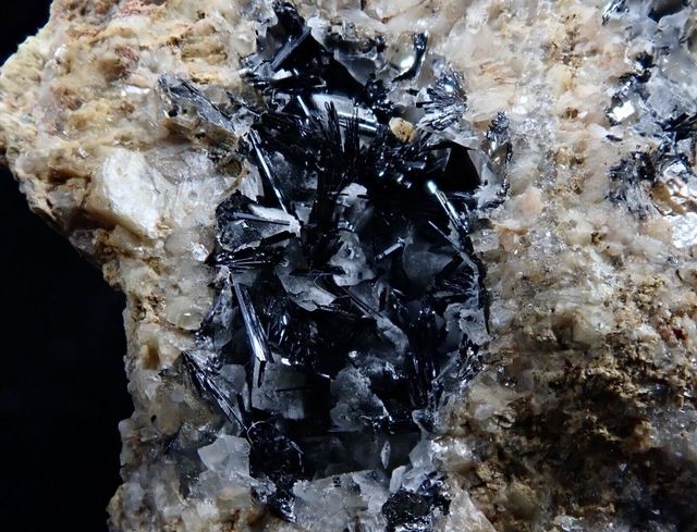 Mineral. Goethita , calcita