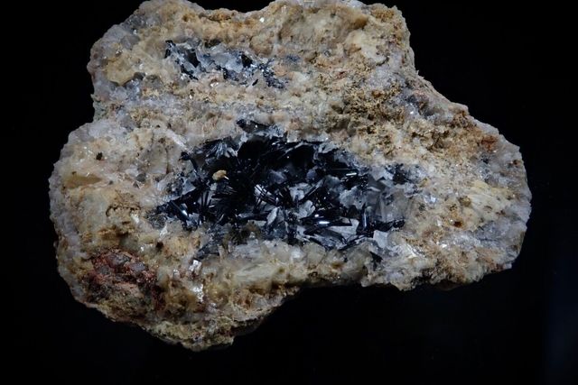 Mineral. Goethita , calcita