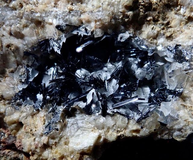 Mineral. Goethita , calcita