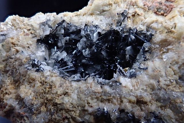 Mineral. Goethita , calcita