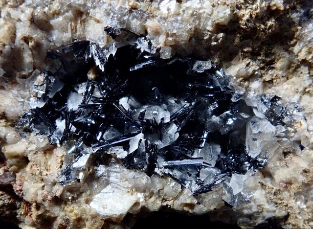 Mineral. Goethita , calcita