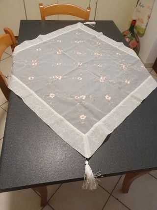Copri tavolo centro quadrato bianco fiori ricamati
