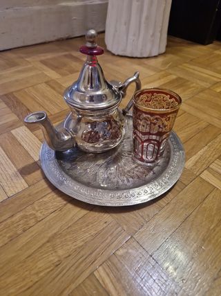 Conjunto de tetera y vaso de té árabe