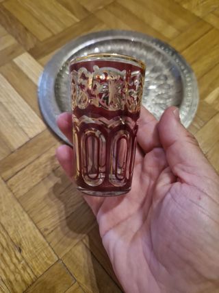 Conjunto de tetera y vaso de té árabe