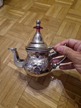 Conjunto de tetera y vaso de té árabe