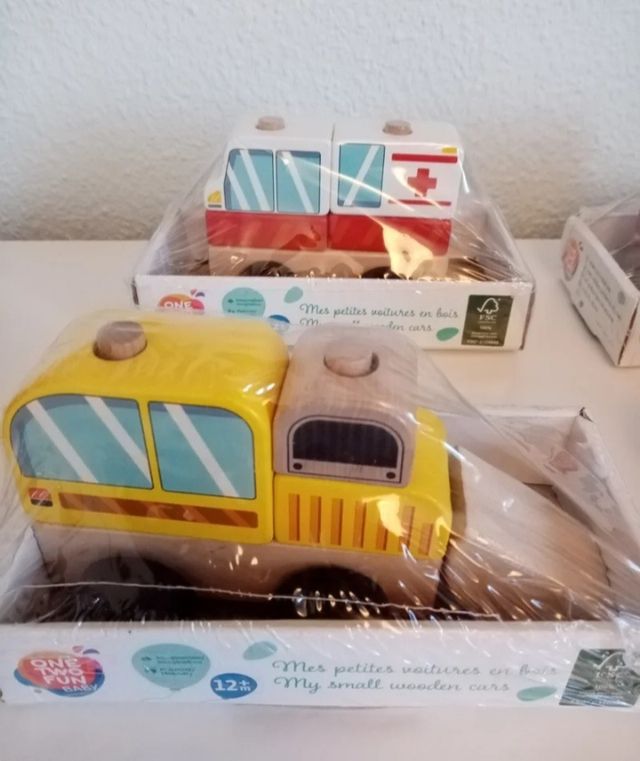 4 vehículos de madera