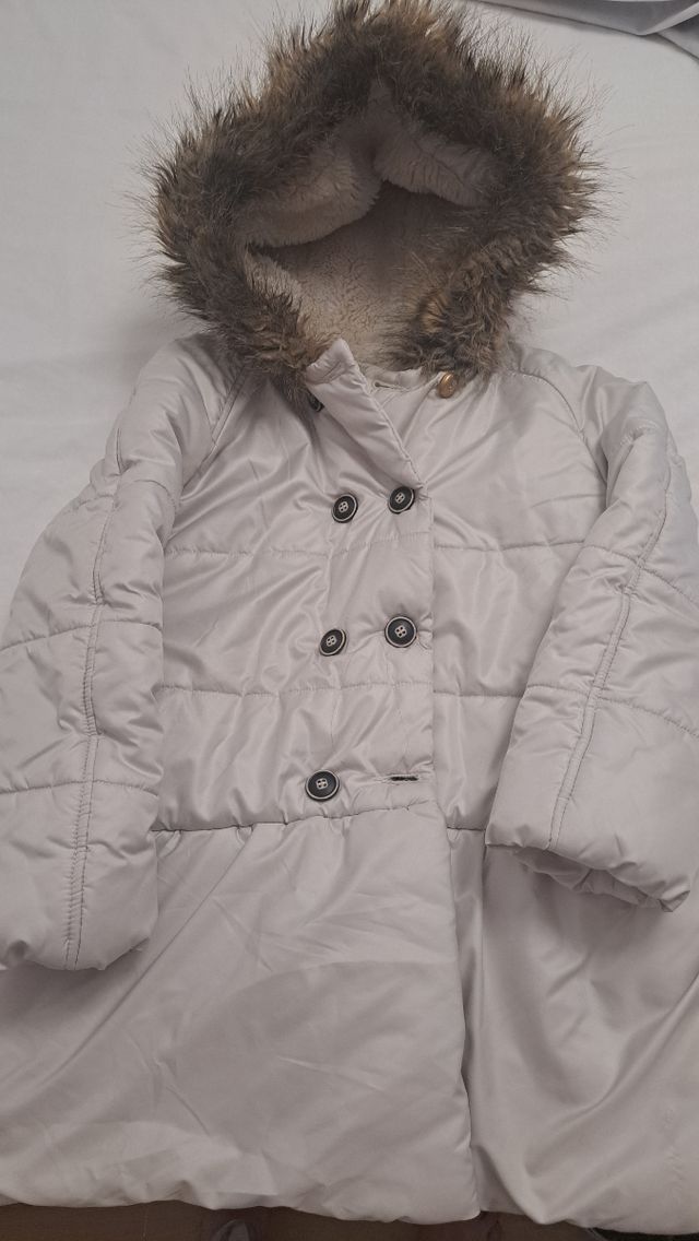 Abrigo niña talla 8. Marca Pili Carrera