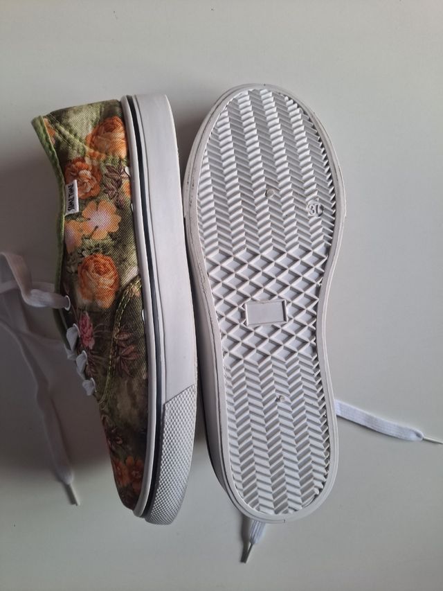 Zapatillas de flores. Marca Sometime