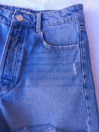 Pantalón corto Stradivarius. Talla 38