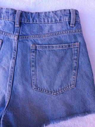 Pantalón corto Stradivarius. Talla 38