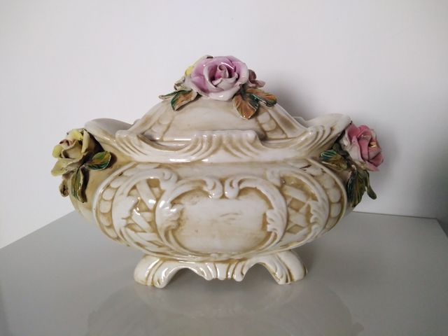 Zuppiera vintage. Capodimonte. Con rose